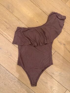 Honey Punch One-Shoulder Ribbed Brown Bodysuit